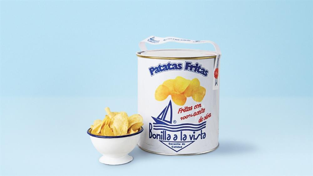 Bonilla a la Vista选用有机马铃薯，以橄榄油健康油炸，搭配天然海盐调味，装在蓝白色清新色调的油桶包装内。-图摘自网络-