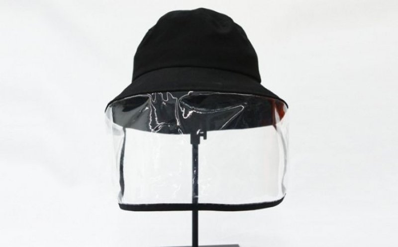 这款防疫帽子外加一层透明面罩，可以减少人与人之间的飞沫传染。-图摘自网络-