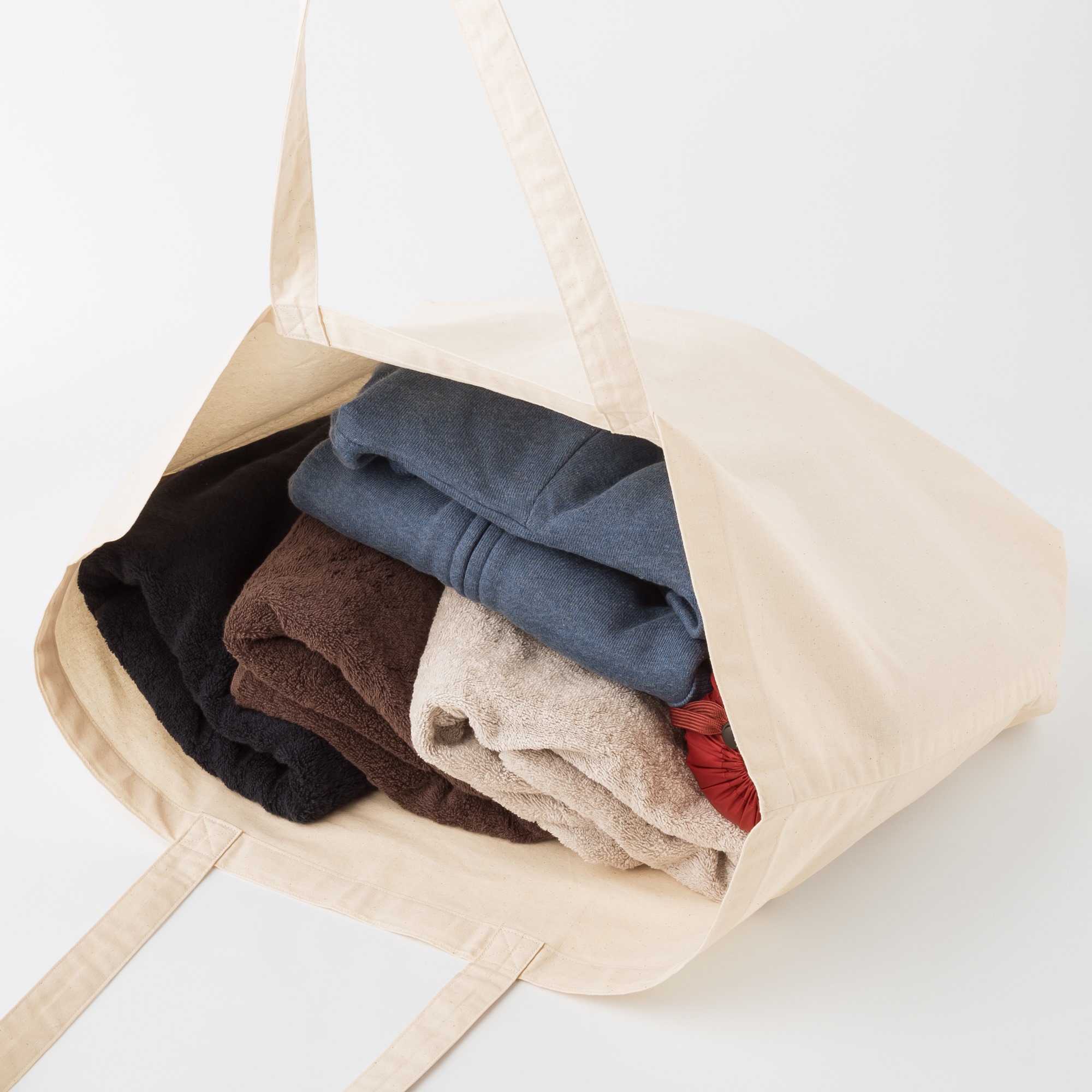优衣库鼓励消费者自备环保袋。-图摘自优衣库马来西亚脸书-
