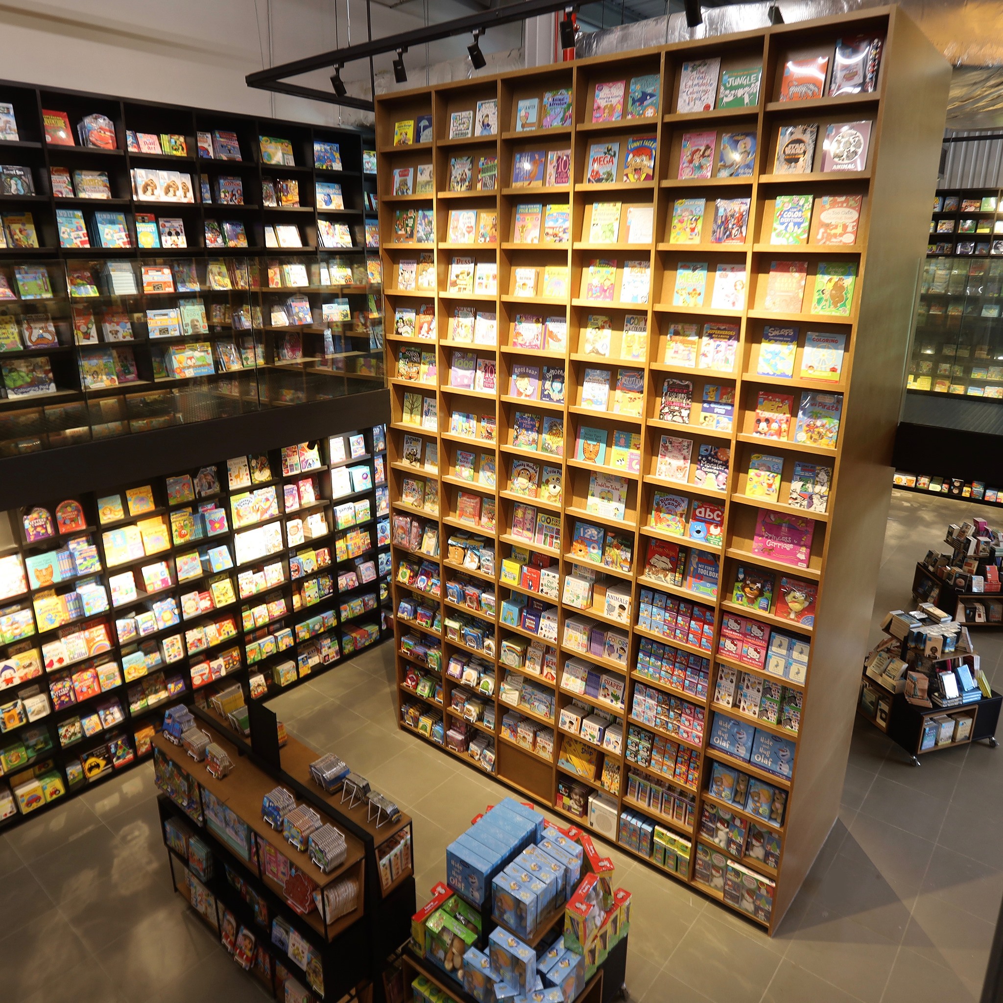 该书店的书籍种类繁多，成千上万的书籍任由选择！-图摘自BookXcess脸书-