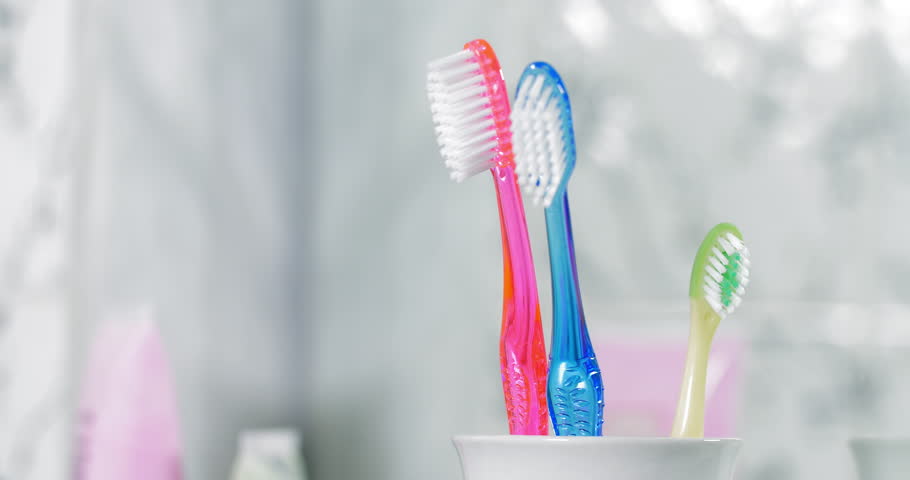 放在厕所的牙刷最好加上牙刷套，以防止细菌滋长。-图摘自网络-