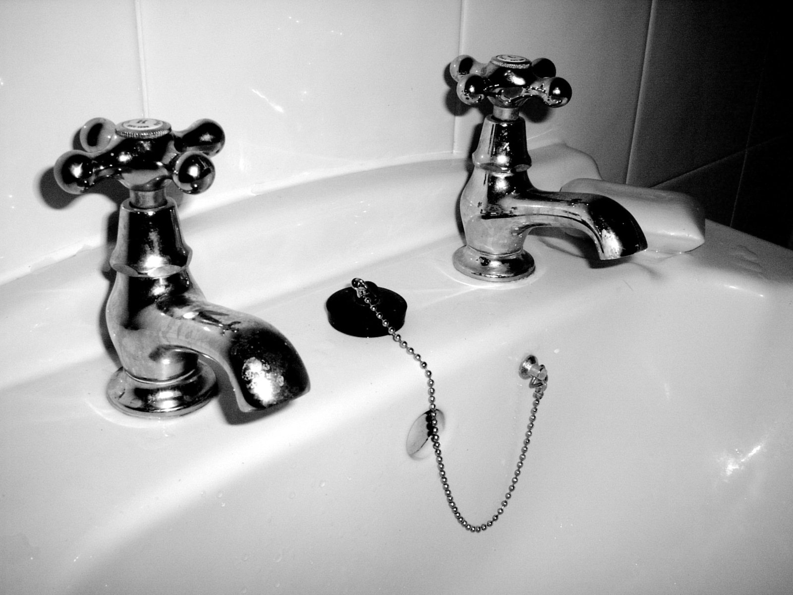 每次开关水龙头洗手细菌都会沾到水龙头，所以清洁工作要做好！-图摘自网络-