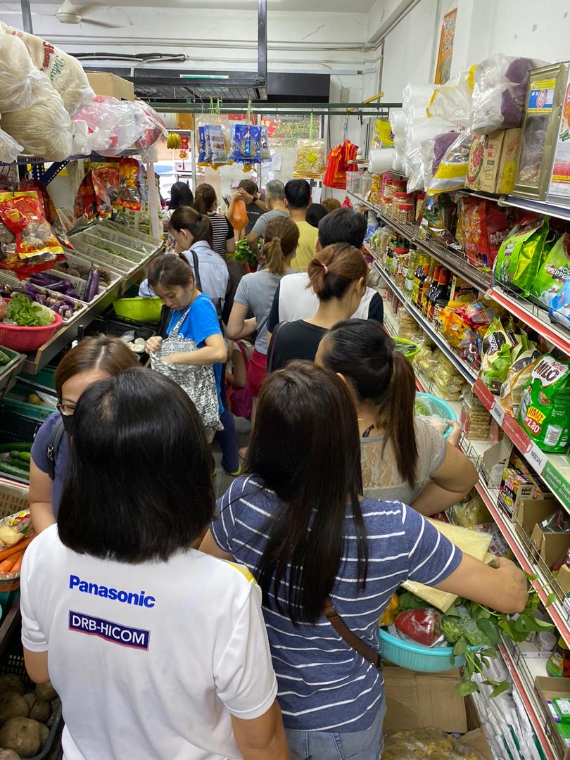 在雪州实达安南一家售卖蔬果干粮的杂货店人满为患。-读者卢国强提供-