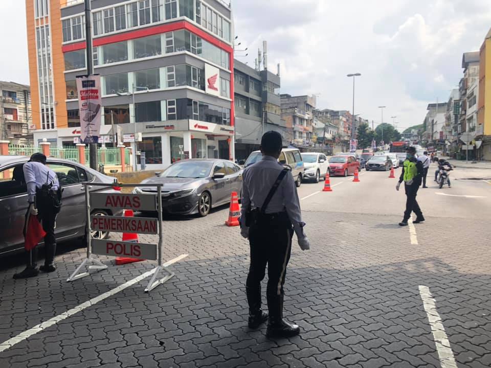 警方在云顶吉冷路设路障，发现路上车辆相当多。-图摘自JSPTKL脸书-
