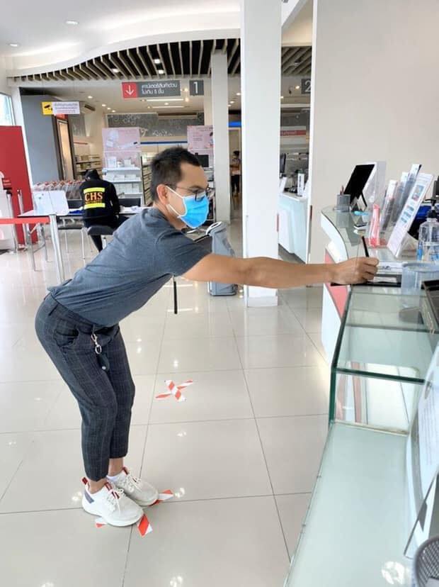 民众90度直角弯腰单手签署文件!-图摘自那一年我们在曼谷-曼谷帮脸书-