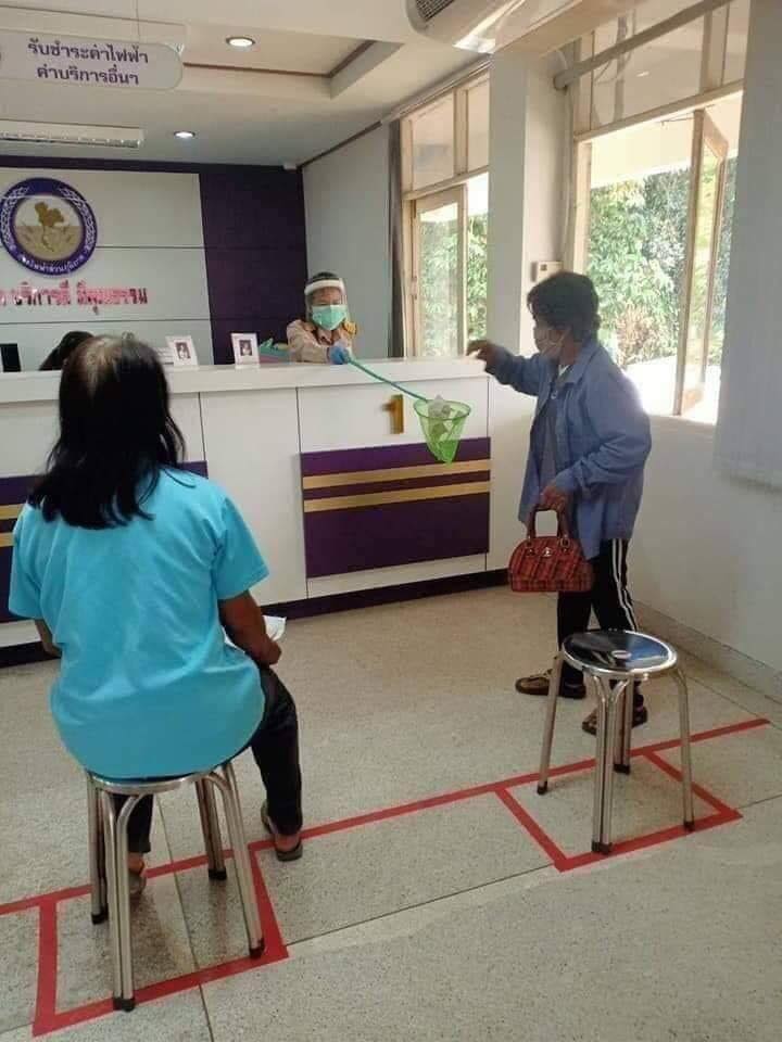 民众到柜台缴付办理事务把前放在扑蝶网内,再回到社交安全格子内等候。-图摘自那一年我们在曼谷。-图摘自那一年我们在曼谷-曼谷帮脸书-