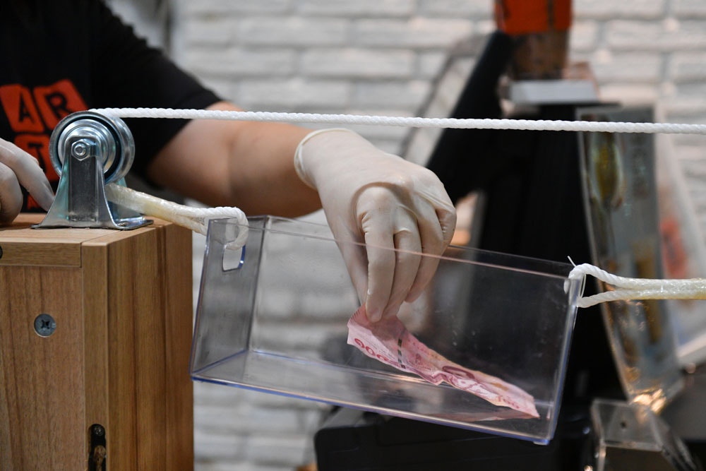 购买咖啡的顾客把钱放在透明盒子内。-图摘自那一年我们在曼谷-曼谷帮脸书-