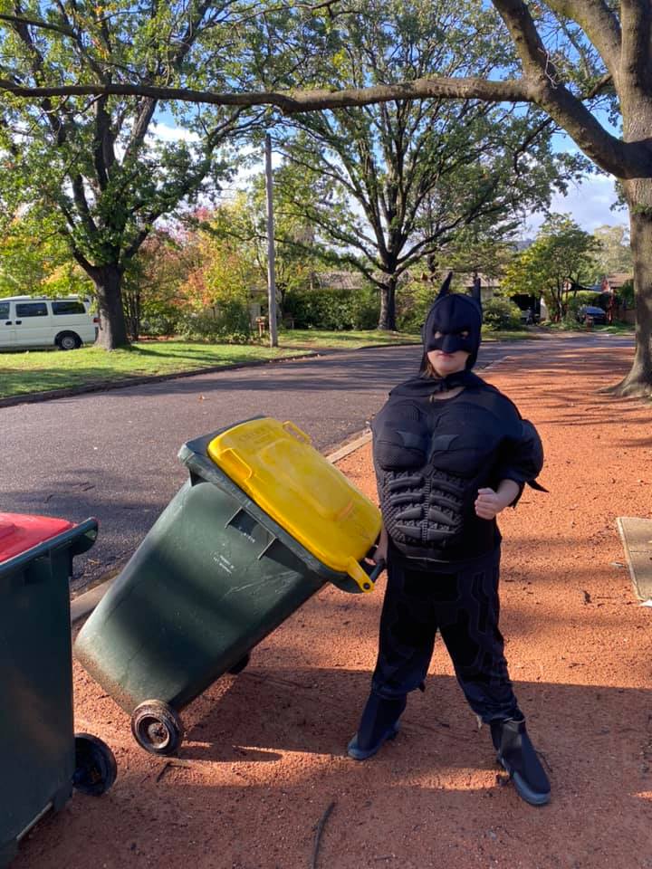 正义形象的蝙蝠侠，现在拖着大垃圾桶倒垃圾，确实有点搞笑！-图摘自Bin Isolation Outing脸书群组-