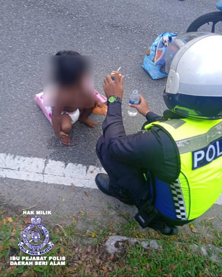 巡逻警员暖心的举动，获得网民们赞扬！-图摘自斯里阿南警区脸书-