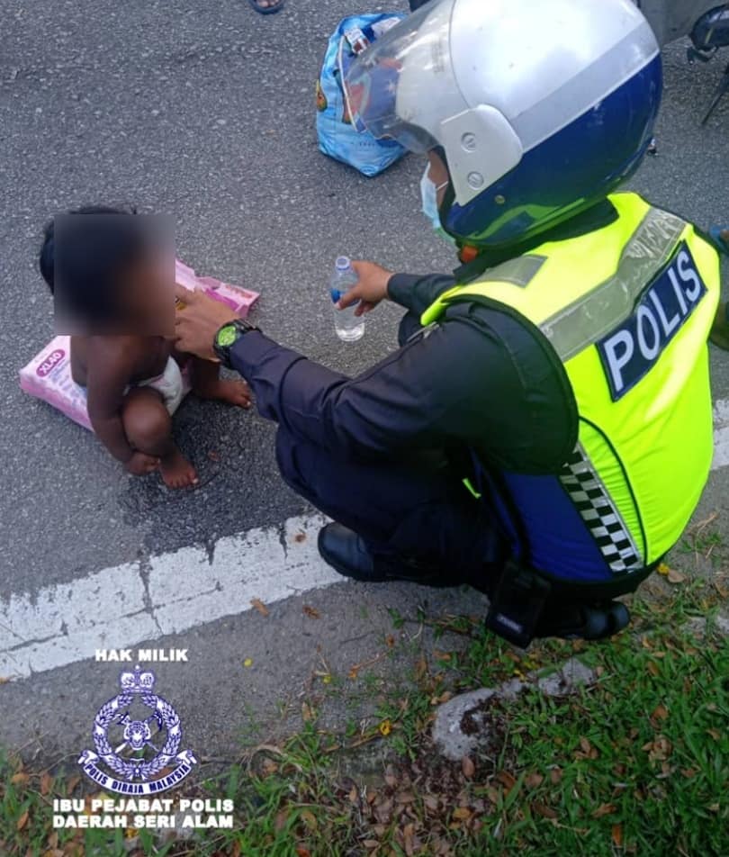 警员为幼儿送上牛奶和面包。-图摘自斯里阿南警区脸书-