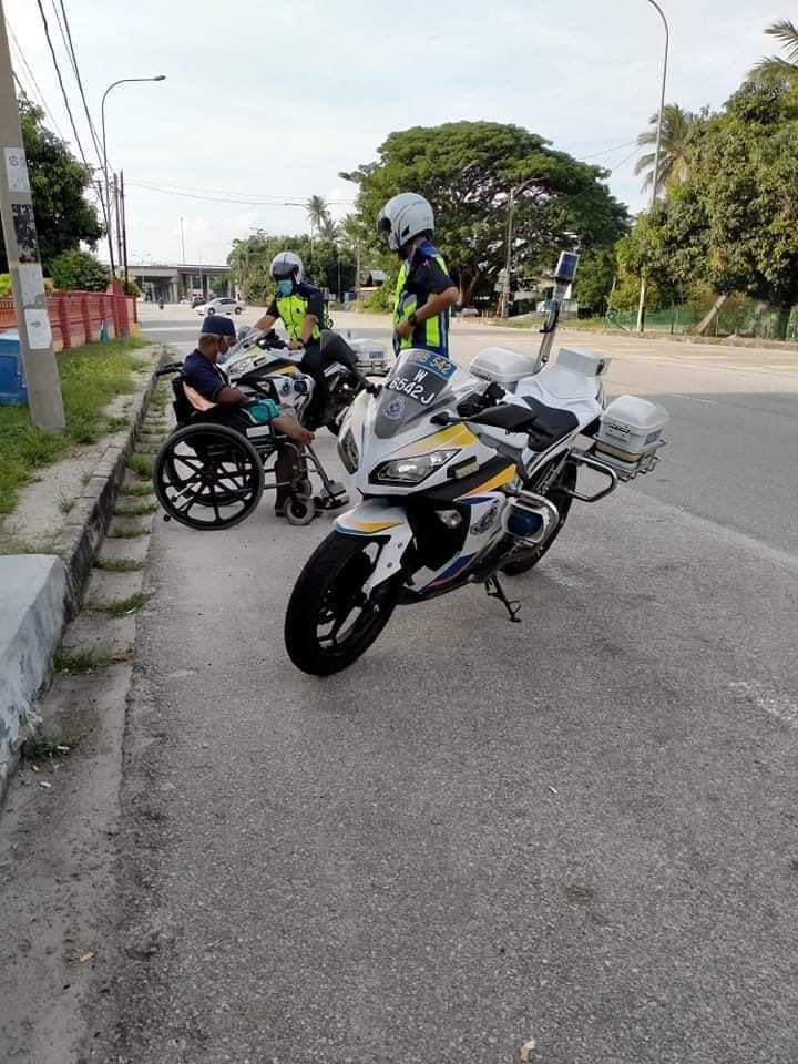 坐轮椅老伯从医院出院，被人载到附近车站，行动不便要回家并不容易。-图摘自Penang Kini脸书-