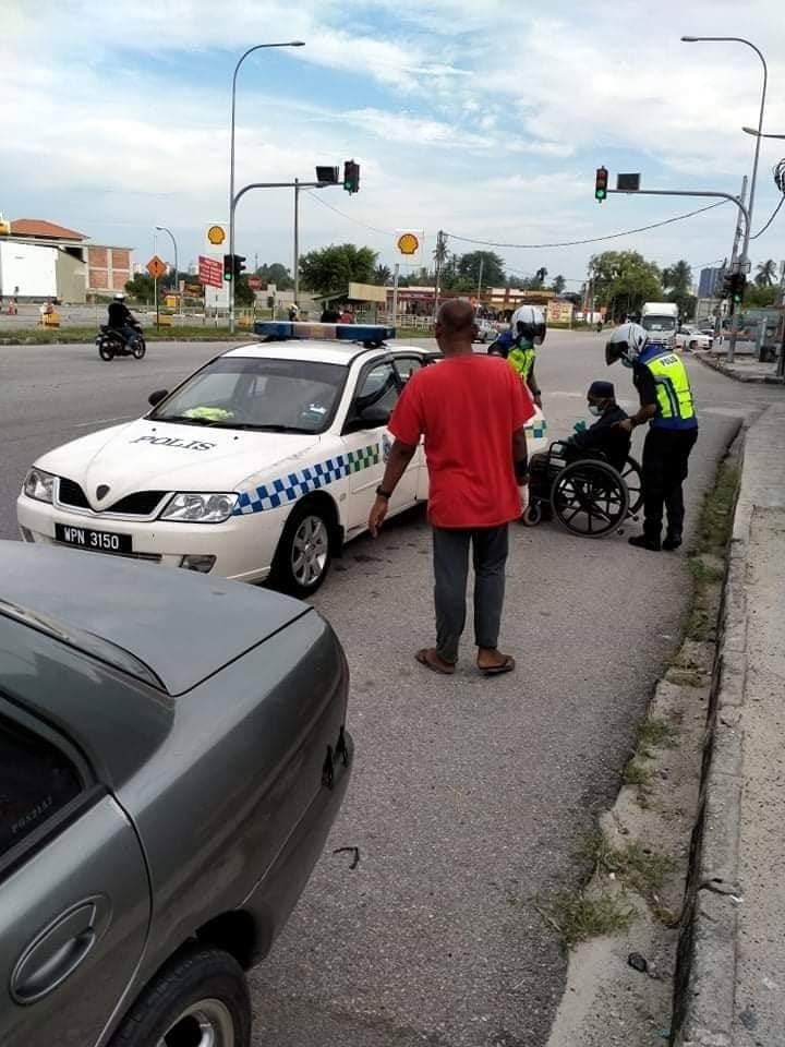 警员同心协力把老伯安顿上车。-图摘自Penang Kini脸书-