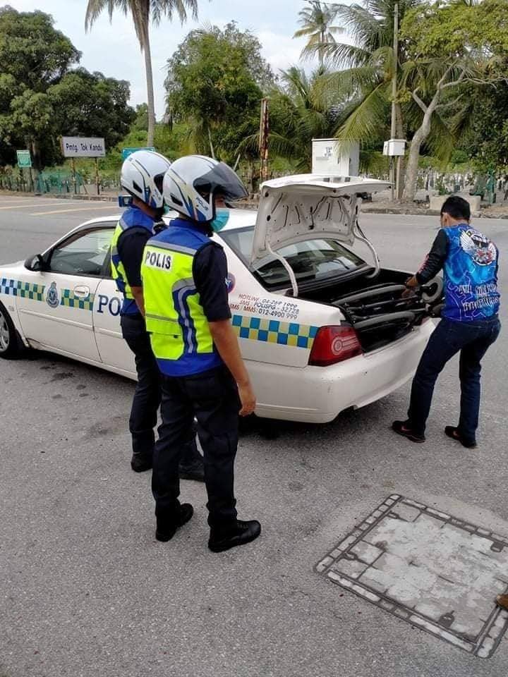 来自威省的警员向老伯伸出援手，获得许多网民赞扬！-图摘自Penang Kini脸书-