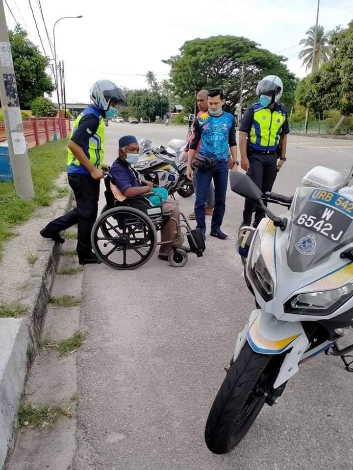 警方安排巡警前往有关的地点给予帮助。-图摘自Penang Kini脸书-