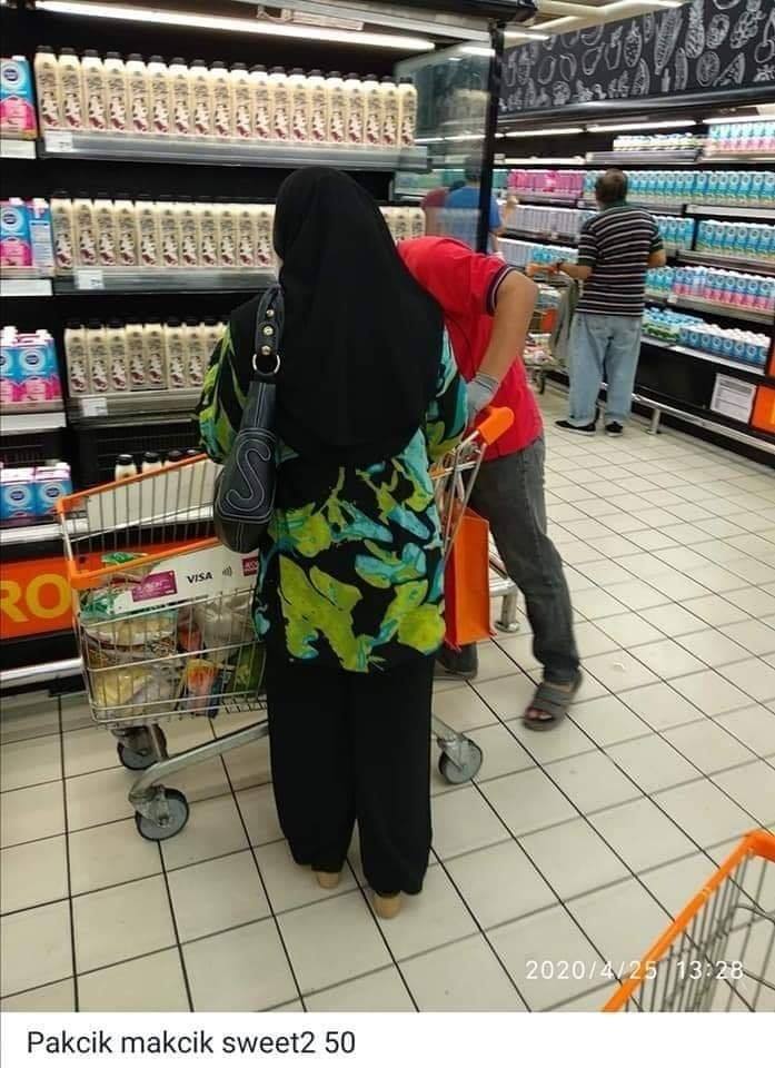 疑是夫妇的男女在超市进行采购！-图摘自Penang Kini-
