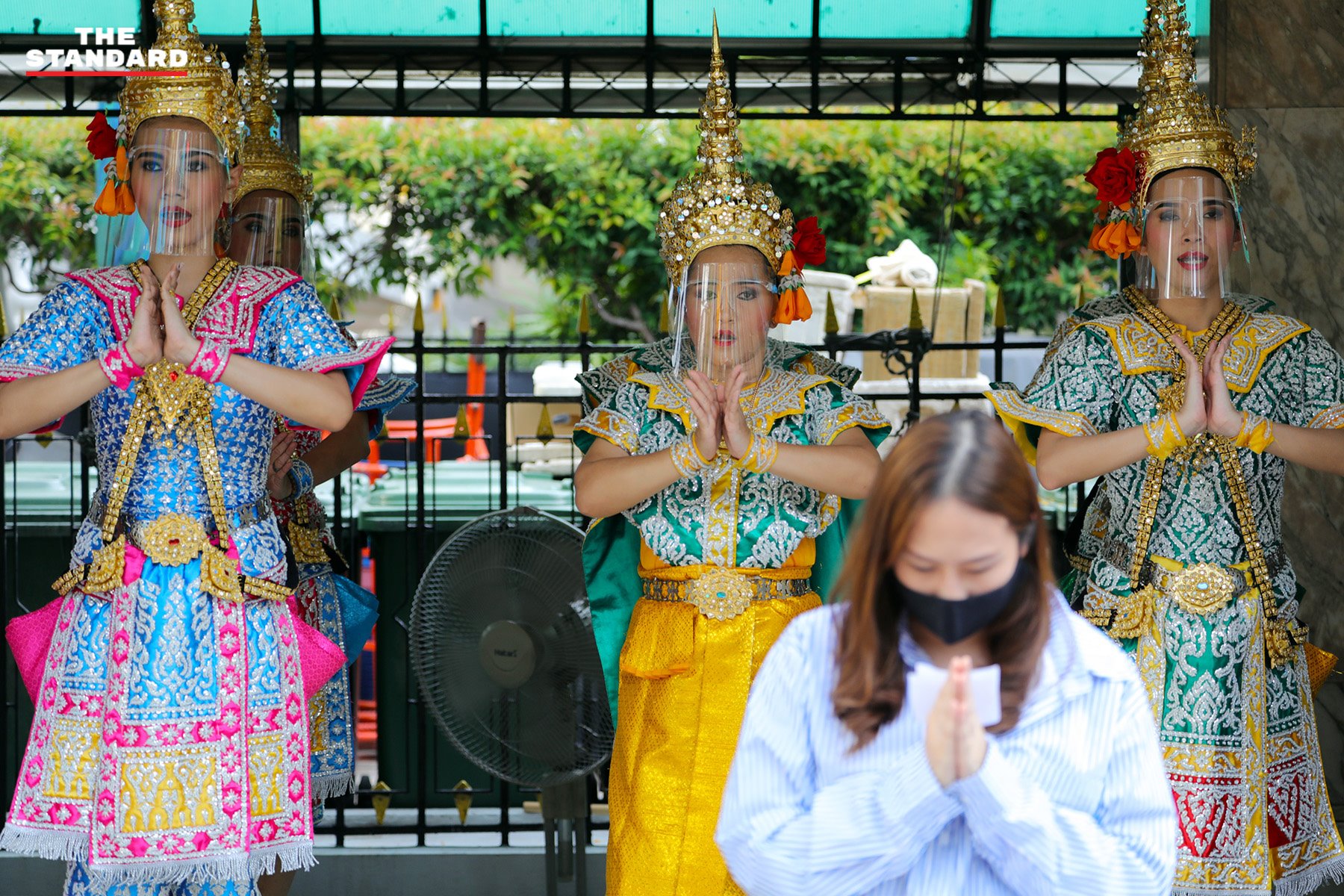 按照传统习俗，还愿者要花钱请舞者跳一曲传统泰式舞蹈。-图摘自The Standard脸书-