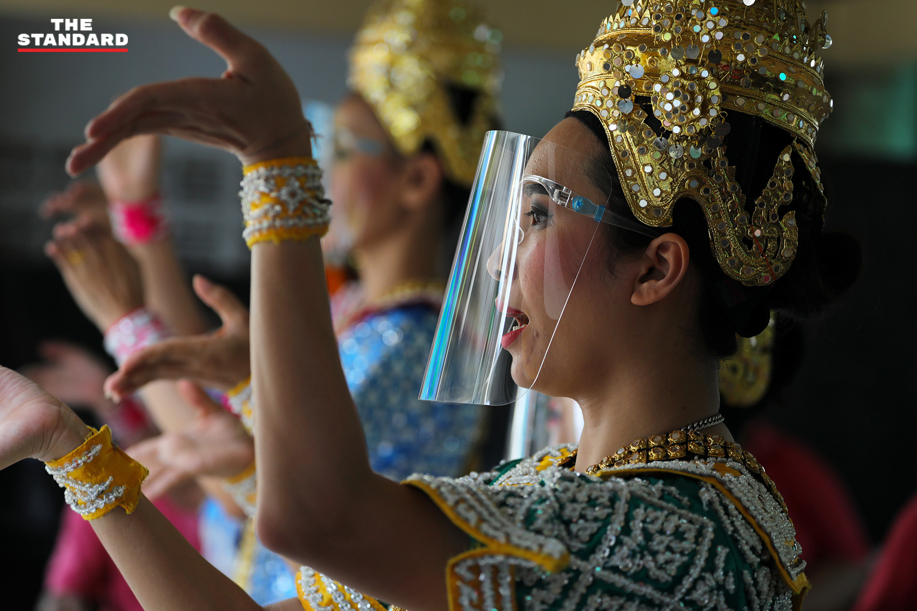 所有舞者都戴上透明面罩。-图摘自The Standard脸书-