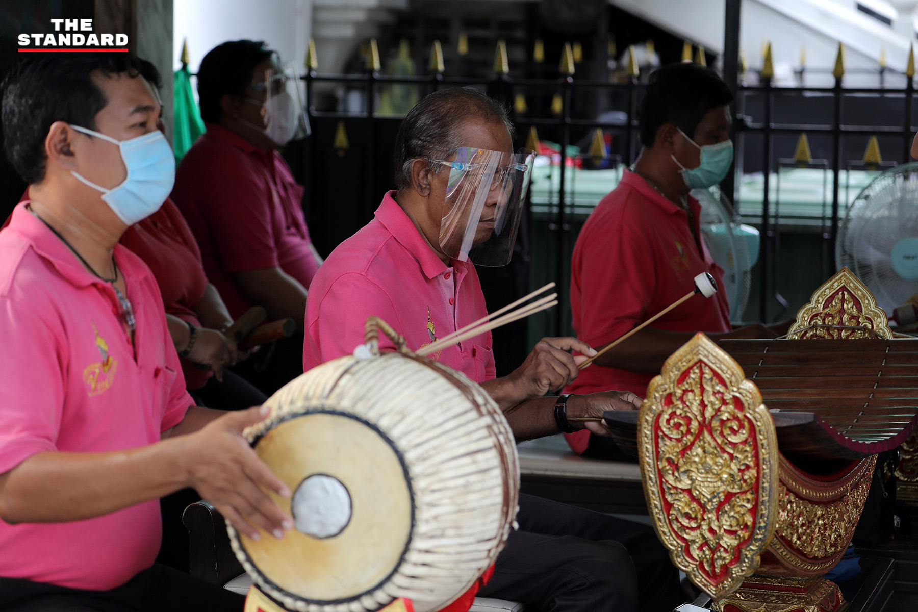 除了四面佛还愿的舞者，伴奏的民族乐队同样做好安全防疫措施。-图摘自The Standard脸书-