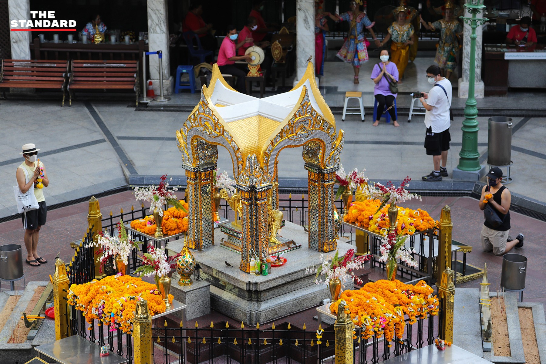 位于曼谷香火鼎盛的四面佛，5月1日起已开放给民众拜拜和还愿。-图摘自The Standard脸书-