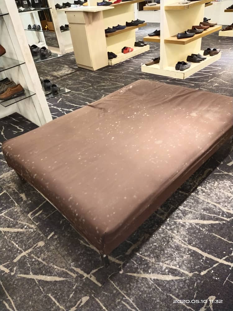 商场内地毯和沙发也有发霉迹象！-图摘自Nex Nezeum脸书-