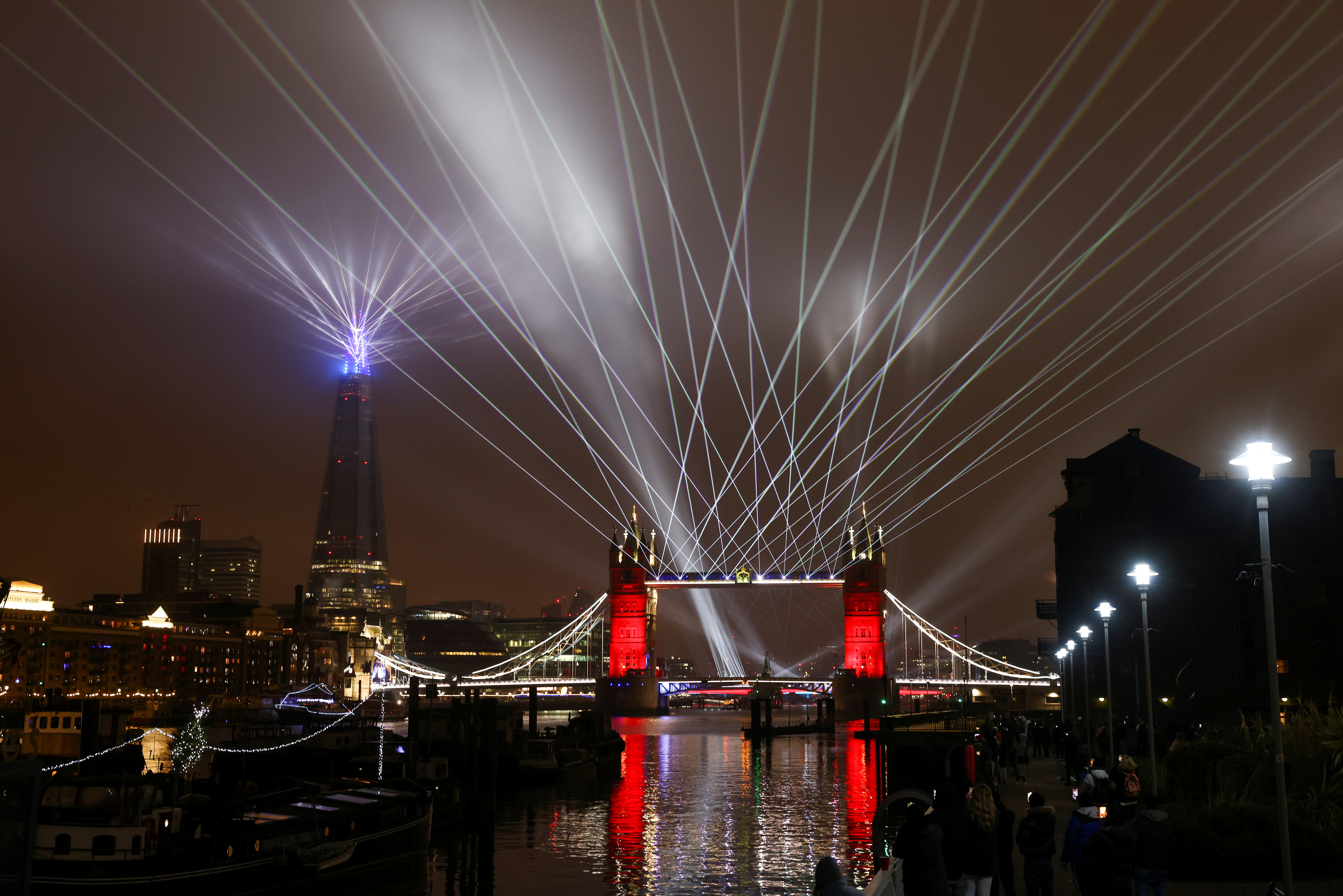 英国在新冠病毒疫情中，庆祝2021年的来临，也正式脱欧走自己的路。-路透社-