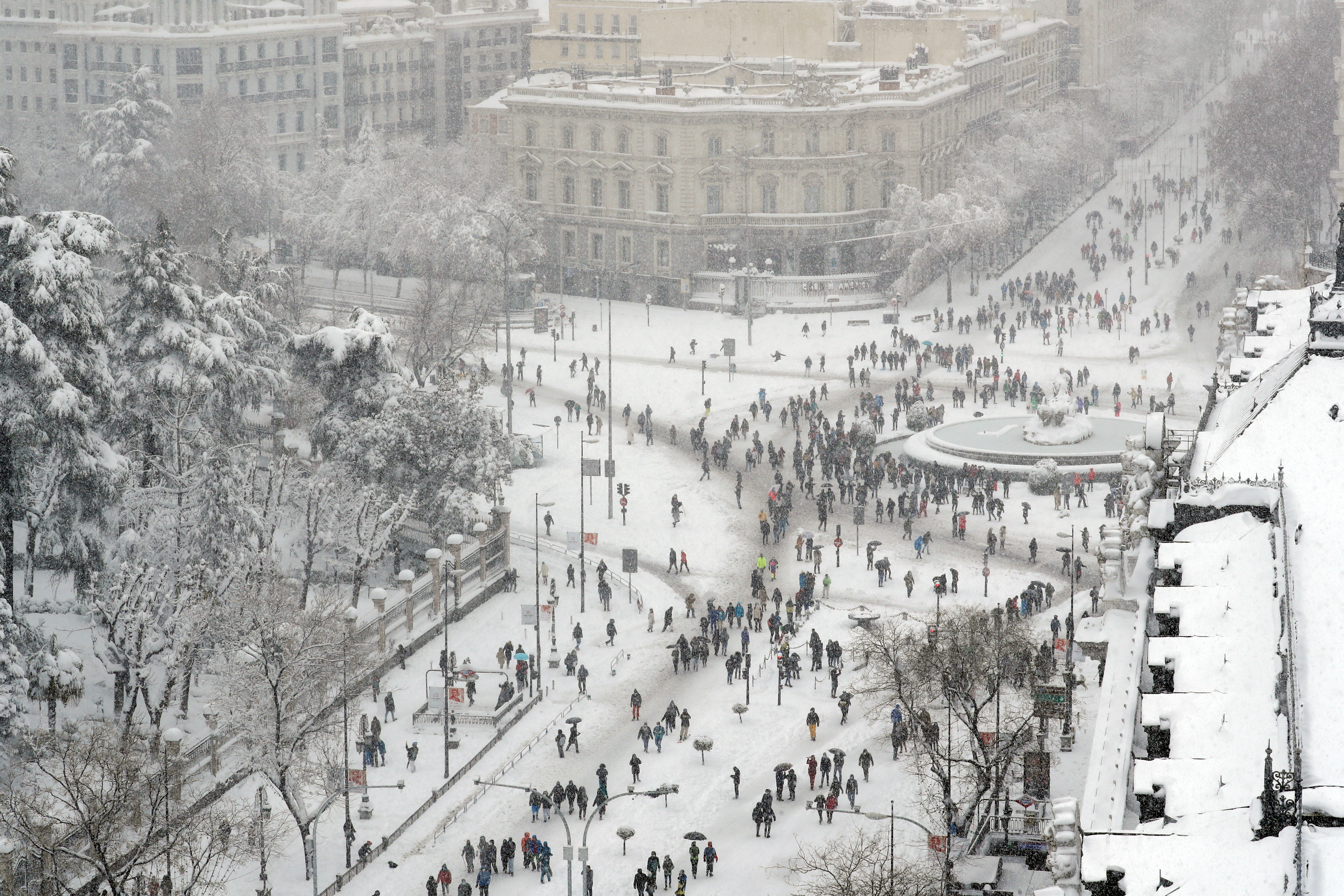 马德里民众无视当局劝告待在家中，蜂拥到市中心去观赏这难得一见的雪景。-路透社-