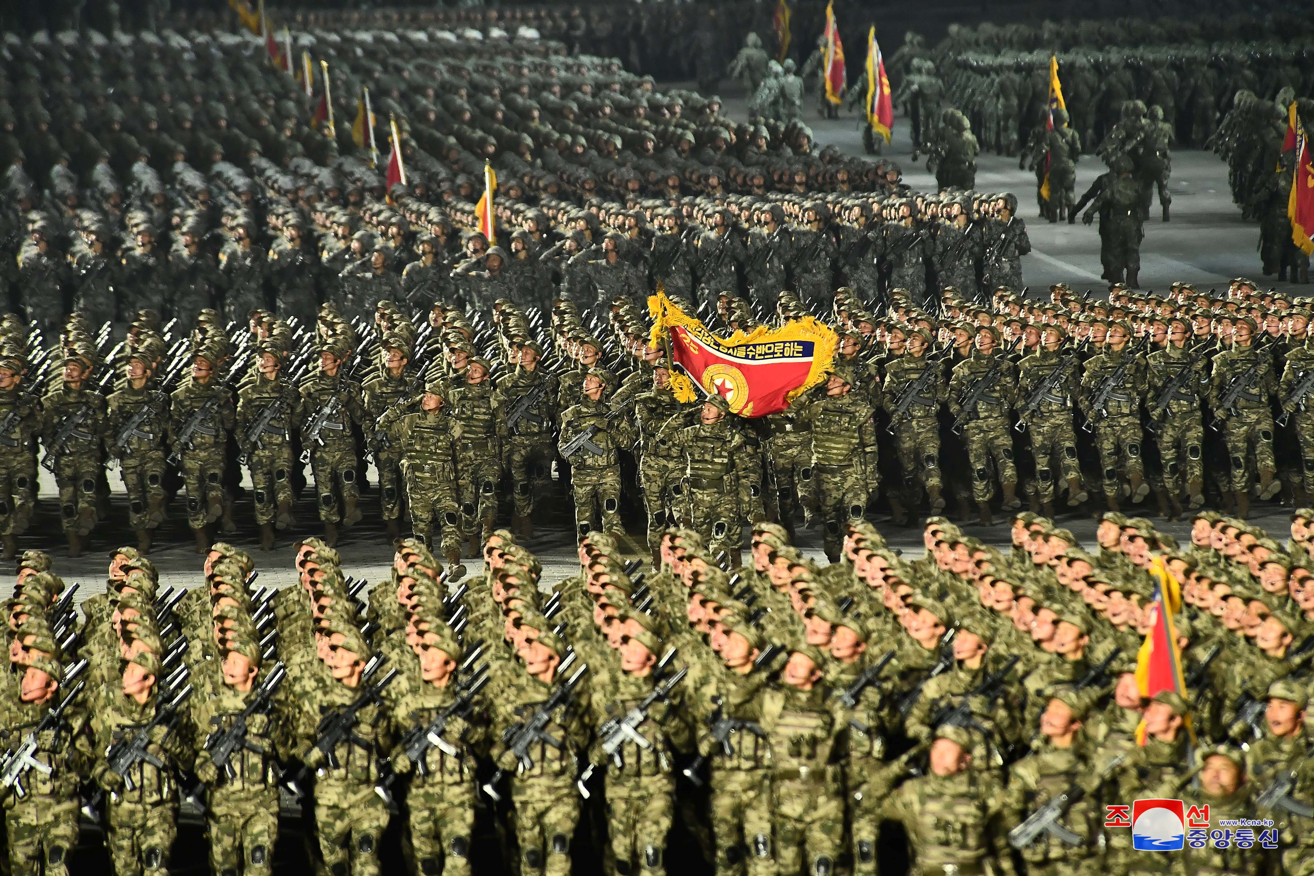 这是朝鲜首次在劳动党大会之际举行阅兵式，也是去年10月劳动党建党75周年阅兵式后第二次在傍晚举行阅兵活动。-朝中社/路透社-
