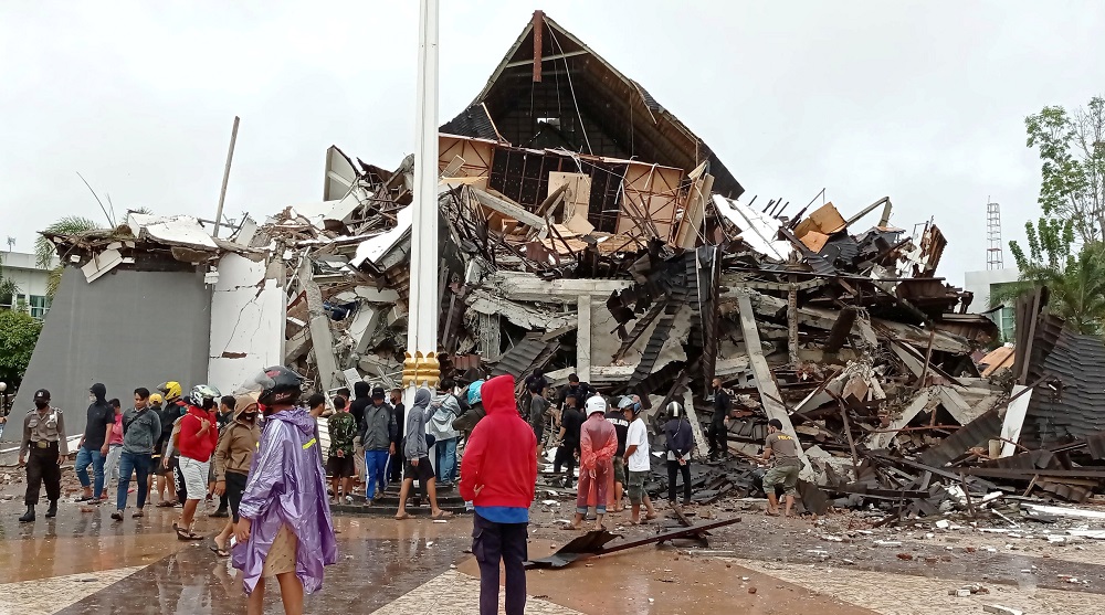People look at the damaged provinceu00e2u20acu2122s office of governor of West Sulawesi following an earthquake in Mamuju, West Sulawesi province January 15, 2021. u00e2u20acu201d Picture by Antara Foto via Reuters