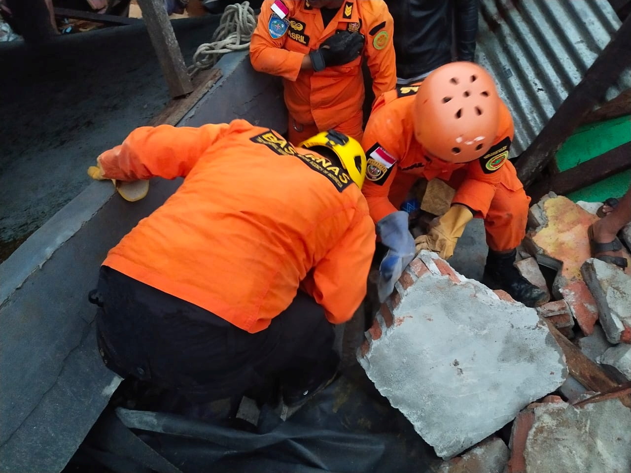 有民众受困瓦砾堆中，救援人员忙着抢救。-安塔拉通讯社