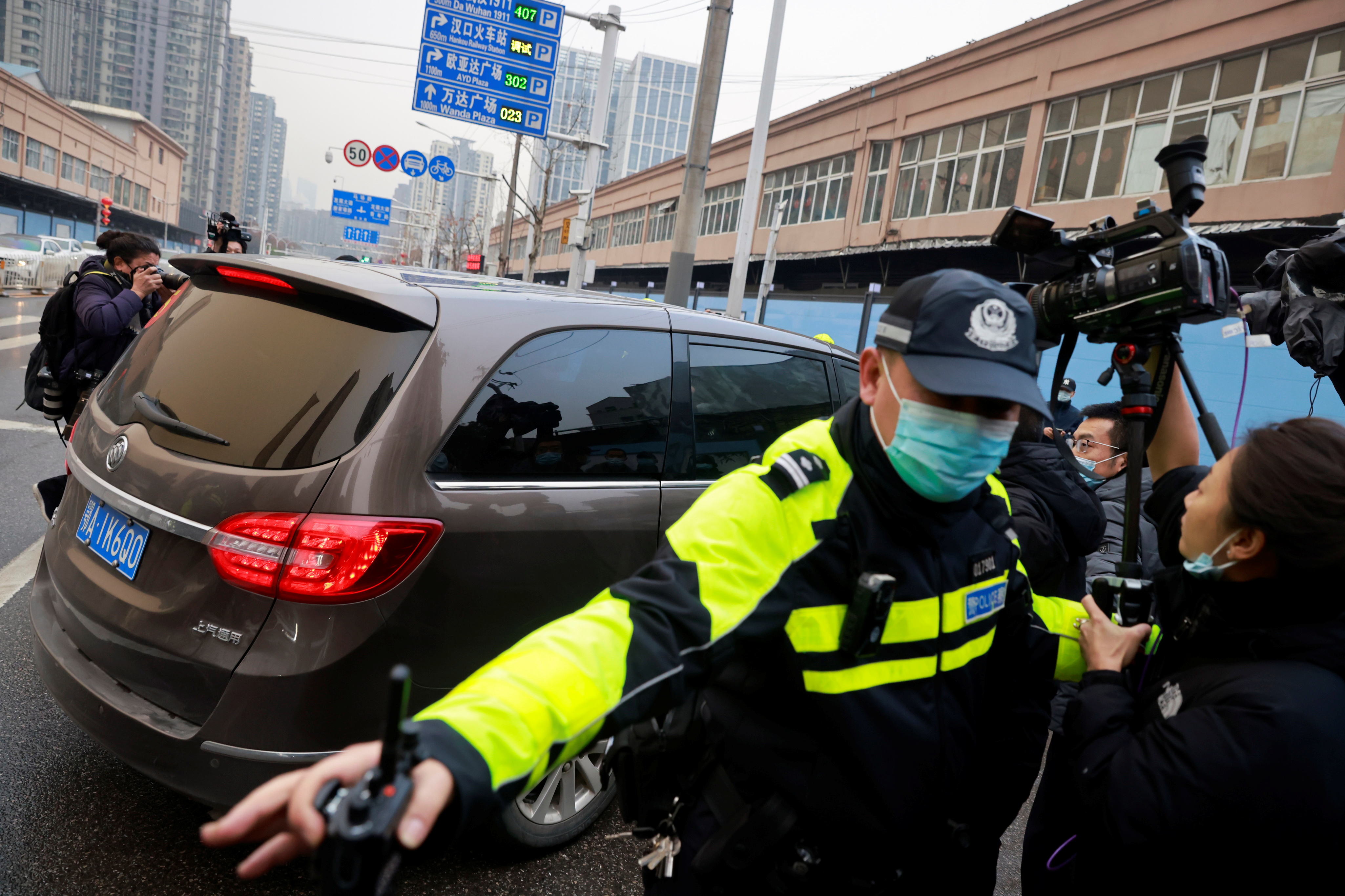 华南海鲜市场自去年1月起封锁，专家乘坐的车辆直接驶入市场，其他人士包括外国记者被拒门外。-路透社-