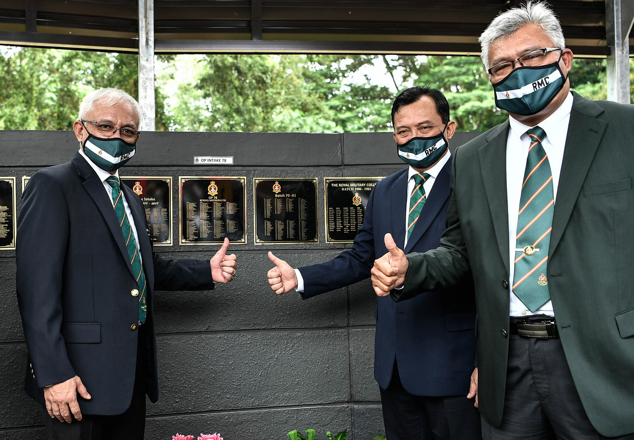 Panglima Angkatan Tentera Malaysia Jeneral Tan Sri Affendi Buang (kiri) bergambar bersama Panglima Tentera Darat Jeneral Tan Sri Zamrose Mohd Zain (kanan) dan Panglima Tentera Udara Jeneral Tan Sri Ackbal Abdul Samad (dua, kanan) Kuala Lumpur, 9 Jan  u00e2u20acu201d 