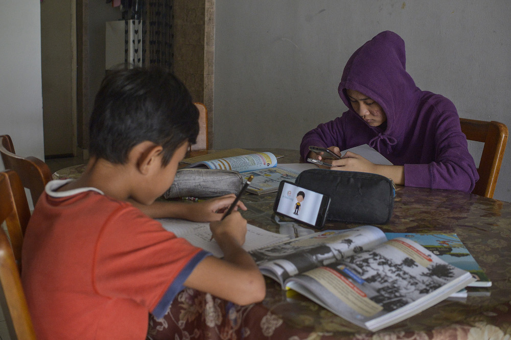 Students attend online classes from home during movement control order (MCO) in Petaling Jaya on January 26, 2021. u00e2u20acu201d Picture by Miera Zulyana 