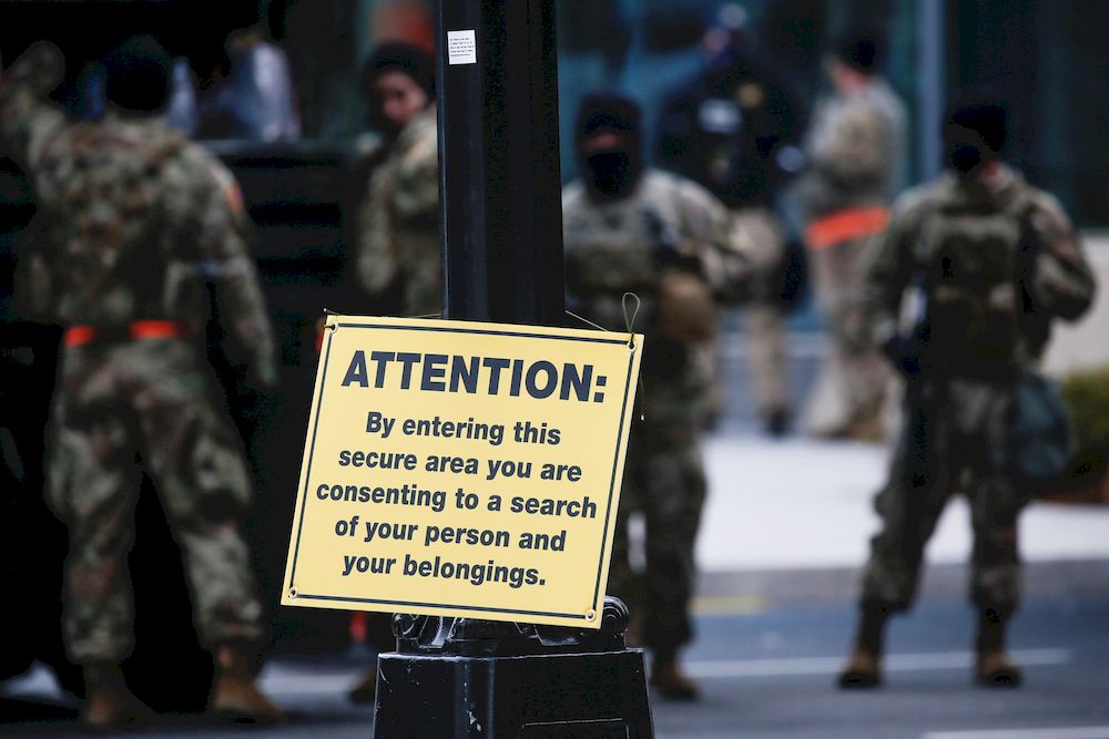 首都华盛顿多个地标已经封闭，并竖立保安封锁区，检查驶入的车辆。-路透社-