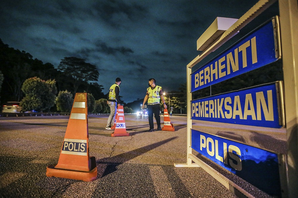 Police officers man a roadblock at the Gombak Toll Plaza, January 12, 2021. u00e2u20acu2022 Picture by Hari Anggara