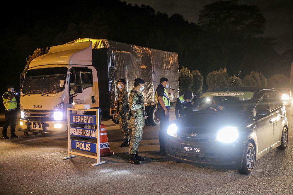 Police officers man a roadblock at the Gombak Toll Plaza, January 12, 2021. u00e2u20acu2022 Picture by Hari Anggara