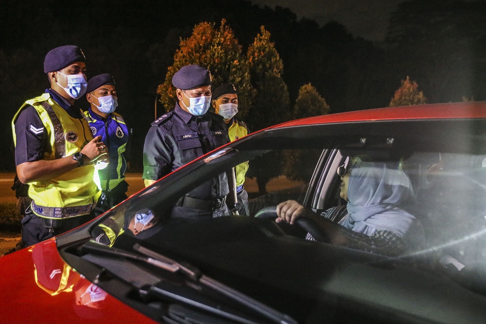 Police officers man a roadblock at the Gombak Toll Plaza, January 12, 2021. u00e2u20acu2022 Picture by Hari Anggara