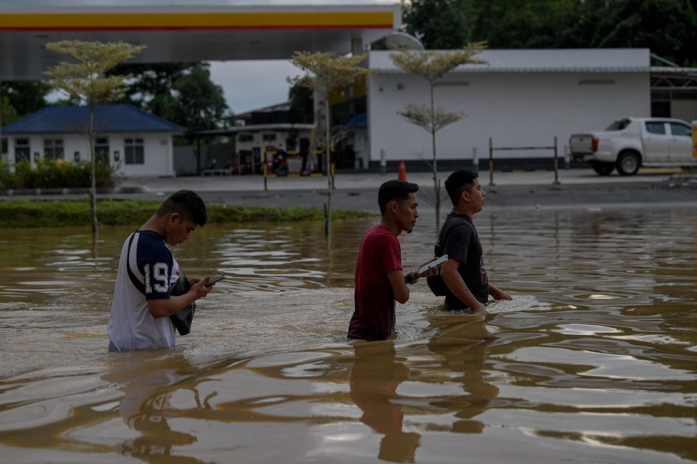 People wade through floodwaters in Mentakab, Pahang January 7, 2021. u00e2u20acu201d Bernama picn