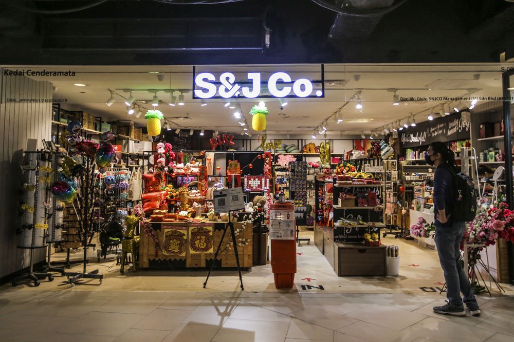 S＆J Co.和Lovely Lace等礼品店，也在空荡荡的购物中心营业。-Hari Anggara摄-