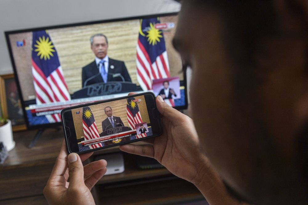 A man watches a live telecast of Prime Minister Tan Sri Muhyiddin Yassin's speech in Kuala Lumpur January 12, 2020. u00e2u20acu201d Picture by Miera Zulyana