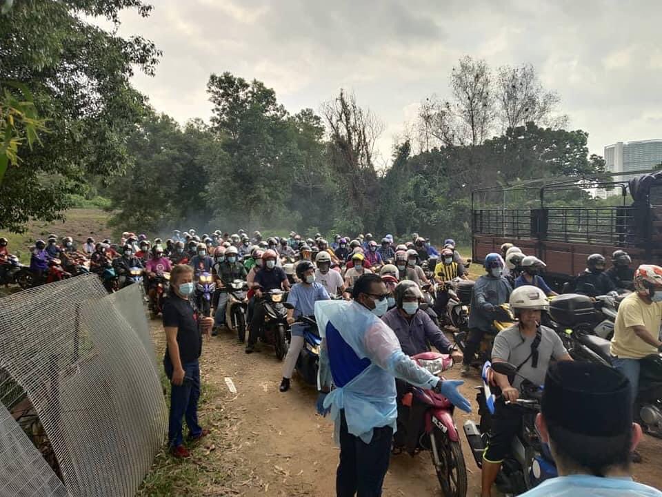 Yesterday photographs of a massive gathering as people thronged a location at Precinct 9 to get free frozen chicken in a programme organised by Putrajaya Umno Youth, went viral on social media. u00e2u20acu2022 Picture via Twitter/Mohd Redzuan Abdul Manap