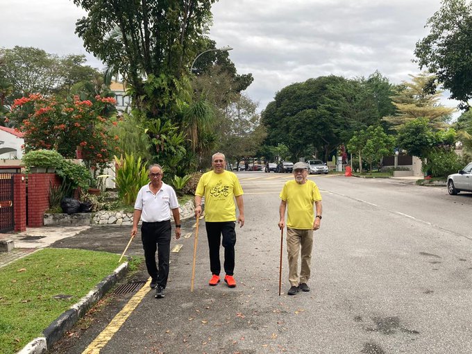 Tan Sri Annuar Musa said that he was merely on his morning walk when he bumped into Datuk Dr Noordin Abdul Razak and Datuk Nik Aminaldin Jaafar on the same path. u00e2u20acu2022 Picture via Twitter/Annuar Musa