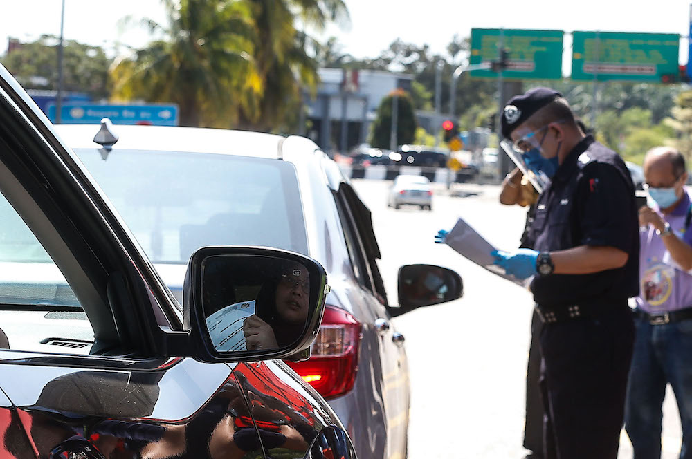 Northern Seberang Perai District Police Chief ACP Noorzainy Mohd Noor speaks to a motorist at a roadblock near the Bertam Toll Plaza, February 5, 2021. u00e2u20acu201d Picture by Sayuti Zainudin