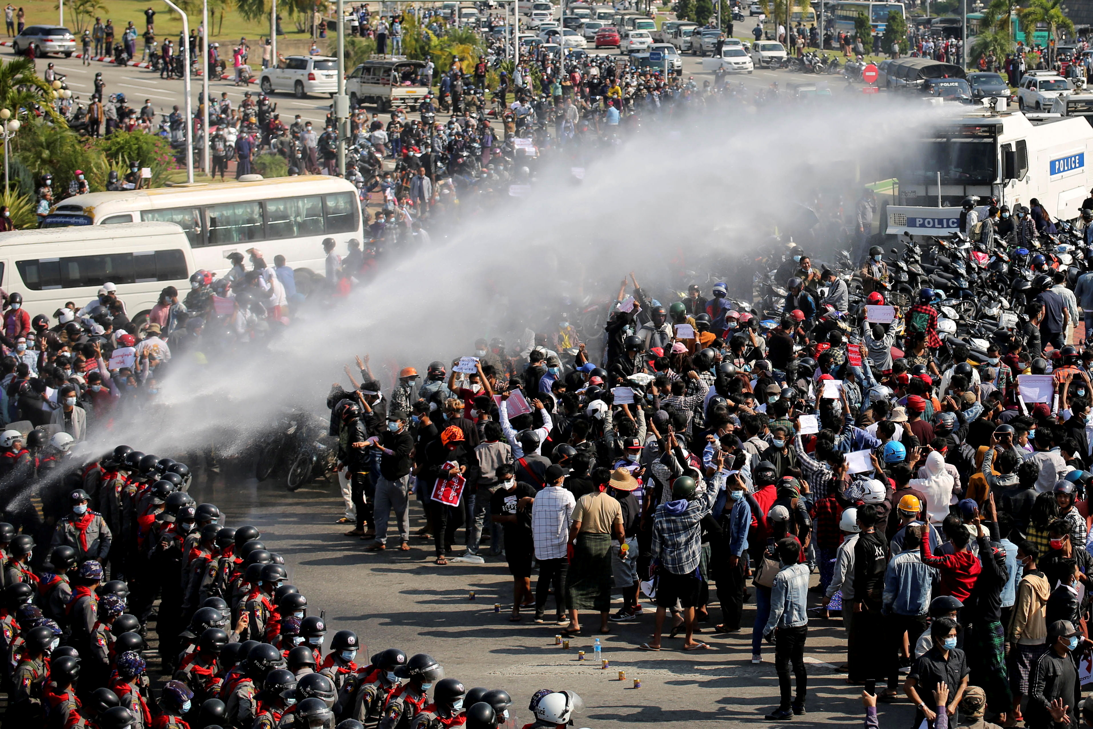 缅甸首都警方在示威期间用水炮车对付民众，一些人在被水炮击倒时受了点轻伤。-路透社-