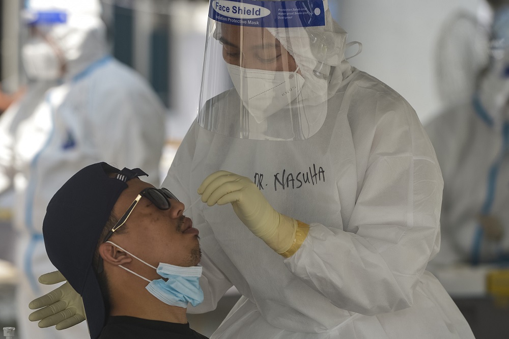 A health worker tests a member of the public for Covid-19 at Dewan MBSA Seksyen 19 in Shah Alam February 17, 2021. u00e2u20acu201d Picture by Miera Zulyana