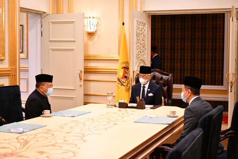 Yang di-Pertuan Agong Al-Sultan Abdullah Riu00e2u20acu2122ayatuddin Al-Mustafa Billah Shah (centre) speaking to Dewan Rakyat Speaker Datuk Seri Azhar Azizan Harun (right) and Dewan Negara Speaker Tan Sri Rais Yatim (left). u00e2u20acu201d Picture via Facebook/Istana Negara