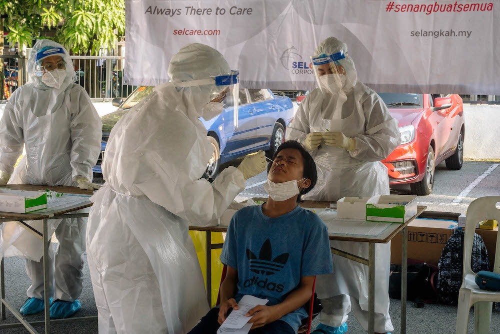 Healthcare workers conduct Covid-19 swab tests in Petaling Jaya February 28, 2021. u00e2u20acu201d Picture by Firdaus Latif