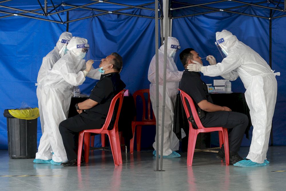 About police personnel of IPD Ampang Jaya are administered the nasal swab test on February 25 2021 after 11 of person tested Covid-19 positive the previous day. u00e2u20acu201d Picture by Ahmad Zamzahuri