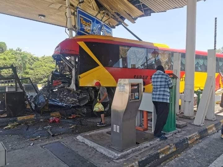 Sebuah bas ekspres yang dalam perjalanan ke PKRC Maeps terbabit dalam kemalangan. u00e2u20acu201d Foto ihsan Facebook/Info Roadblocknn