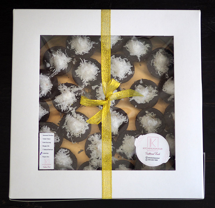 若你要将这些糕点当作礼物，Kitchenlasaveur也会帮你包装成精美礼盒，并且用丝带捆绑着。-Lee Khang Yi摄-