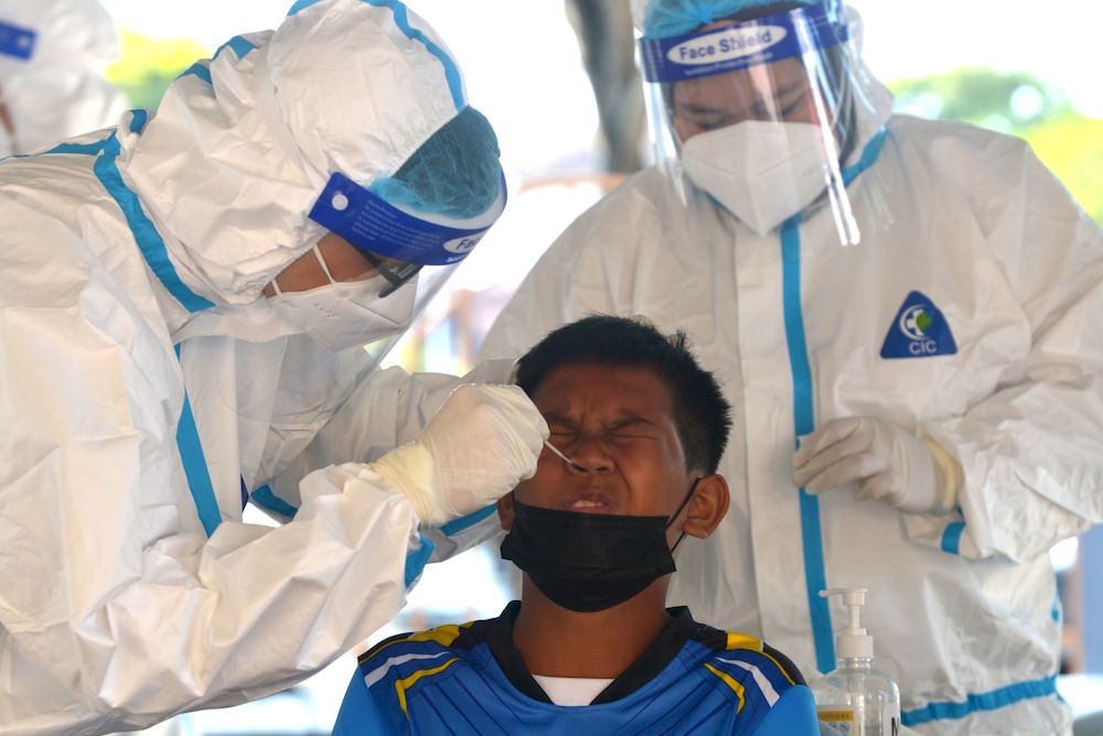 Health workers administering Covid-19 test on a resident in Puchong, February 28,2021. u00e2u20acu201d Picture by Miera Zulyana